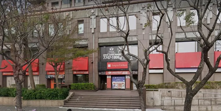 天母体育馆对面家乐福传出本月中旬就要歇业，引起在地民众讨论。翻摄自GOOGLE MAP