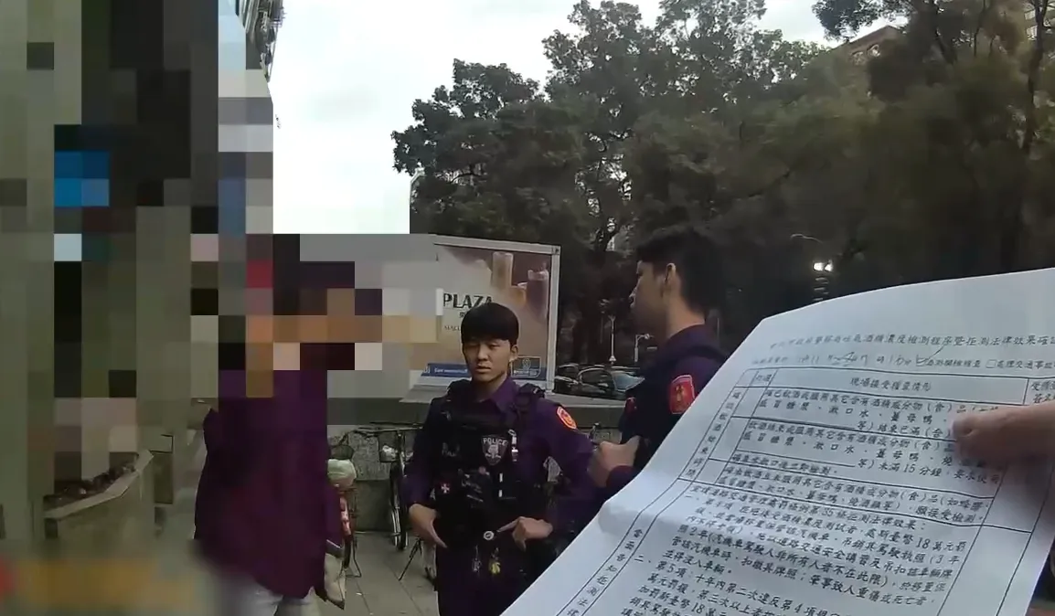 警方依法開單。翻攝畫面