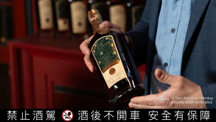 J. Henry & Sons是世界上唯一使用1939 年由威斯康辛大學開發、一度瀕臨滅絕的 W335A 傳家寶紅玉米（Heirloom Red Corn）為原料的酒廠。業者提供