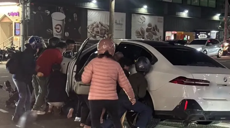 民眾紛紛見義勇為去扛車救人。翻攝自記者爆料網