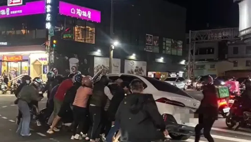 新竹BMW等红灯冲撞4机车　有人被压车底！民众集结徒手抬车救援