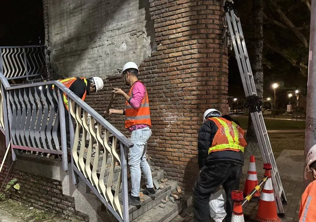 新庄区龙安陆桥出现部分柱面磁砖掉落，初步检视桥梁主体结构并无异常，后续将全面拆除剩余磁砖。工务局提供