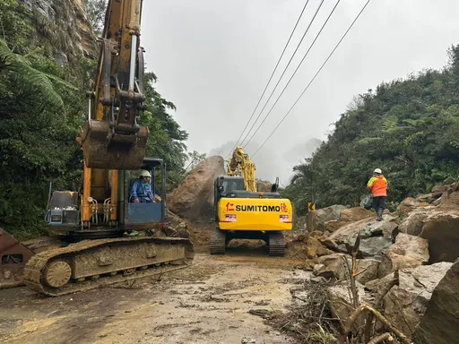 规模7强震｜新北全面巡检桥梁道路防余震　106线土石坍方、市区路裂掉砖急抢修