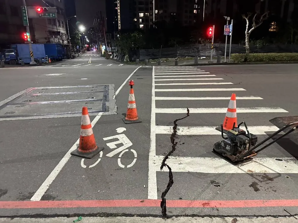 新庄区中央路（宏汇广场周边道路）因地震出现路面裂缝，养工处已填缝改善，后续将进行刨铺作业。工务局提供