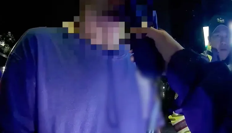 警方實施酒測。翻攝畫面