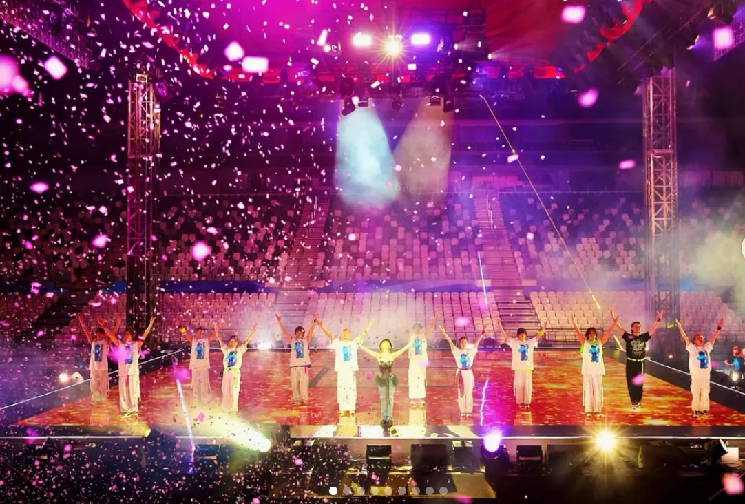 滨崎步「无人演唱会」，面对台下1.4万座空席开唱。翻摄滨崎步IG