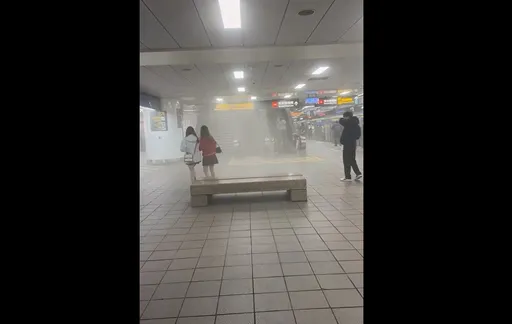 北捷M8疑「有人丟煙霧彈」　大批旅客倉皇逃！火災警報也響了