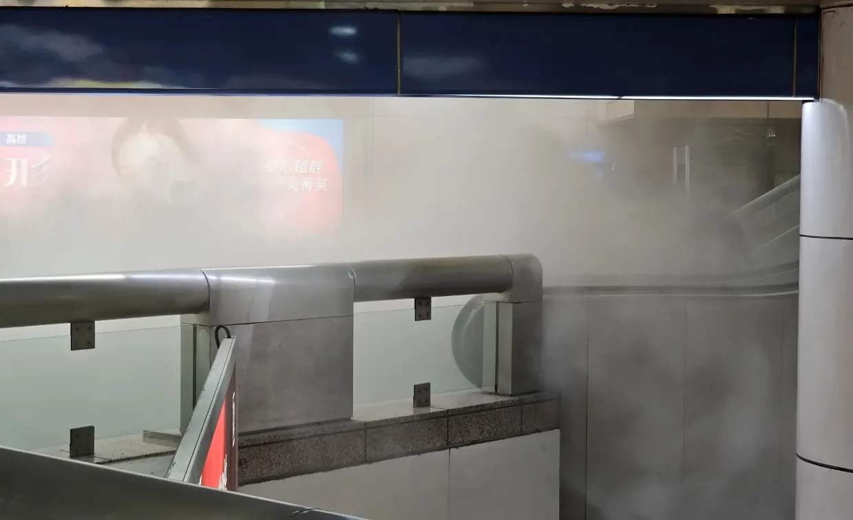 现场烟雾弥漫。翻摄自javierlinkeder