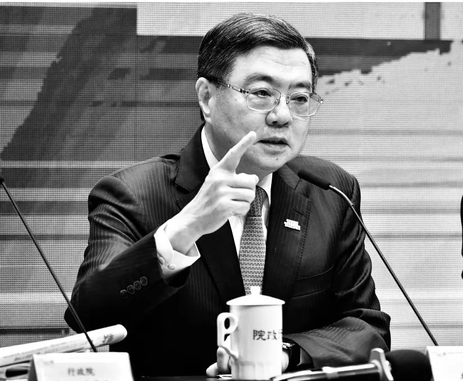 卓荣泰深夜突PO「个人黑白照」　誓言做一件事