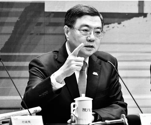 卓荣泰深夜晒黑白照：必将善尽「民主宪政守门人」职责