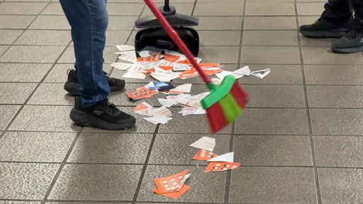 民众在悼余家昶墙撕「小橘书」成碎片！ 刘世芳回应了