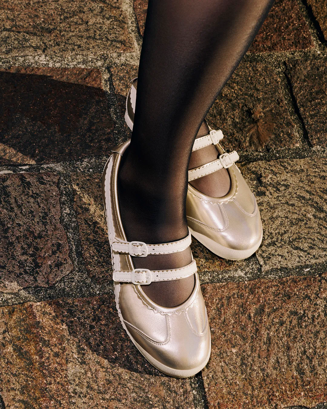 后跟交叉细节呼应滚边工艺。品牌提供