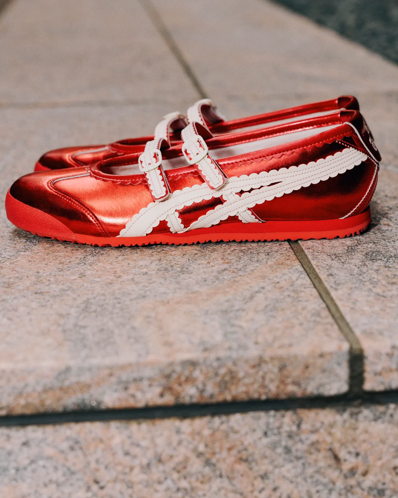 鞋款采用经典薄底设计，并捕捉芭蕾舞鞋特有轻盈姿态。品牌提供