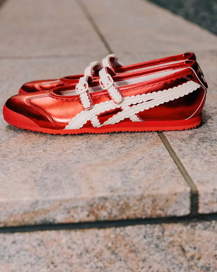 鞋款採用經典薄底設計，並捕捉芭蕾舞鞋特有輕盈姿態。品牌提供