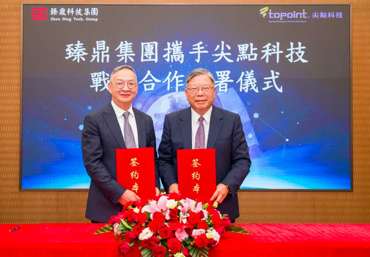 臻鼎科技集團董事長沈慶芳(右)與尖點科技董事長林序庭(左)合影。公司提供