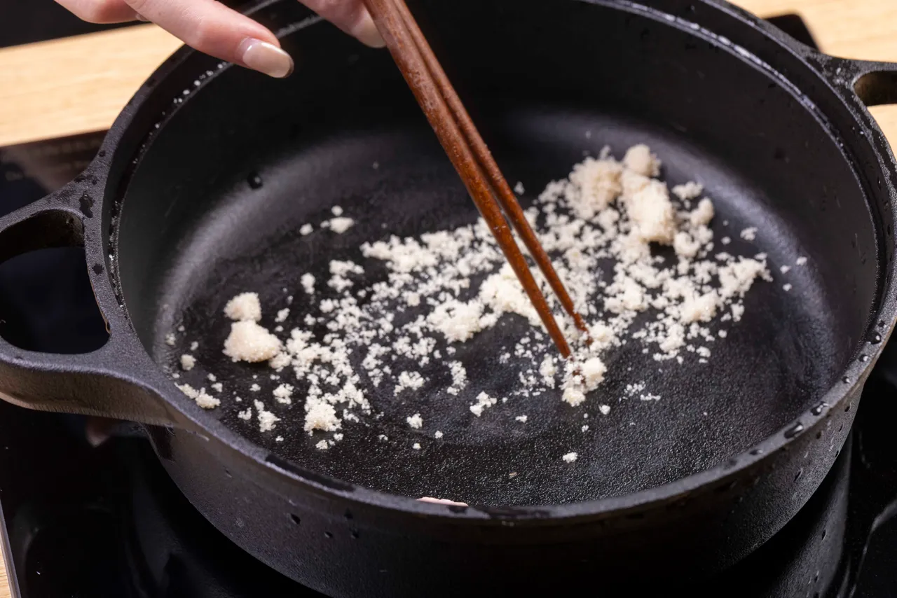 关西风第一道程序「撒糖」使用来自福冈的三温糖。业者提供