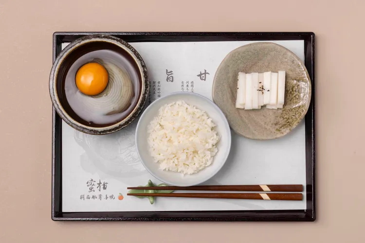 蜜柑特選新潟魚沼越光米，米粒飽滿口感Q彈，細嚼之後散發的淡雅米香，美好搭配關西風味。業者提供