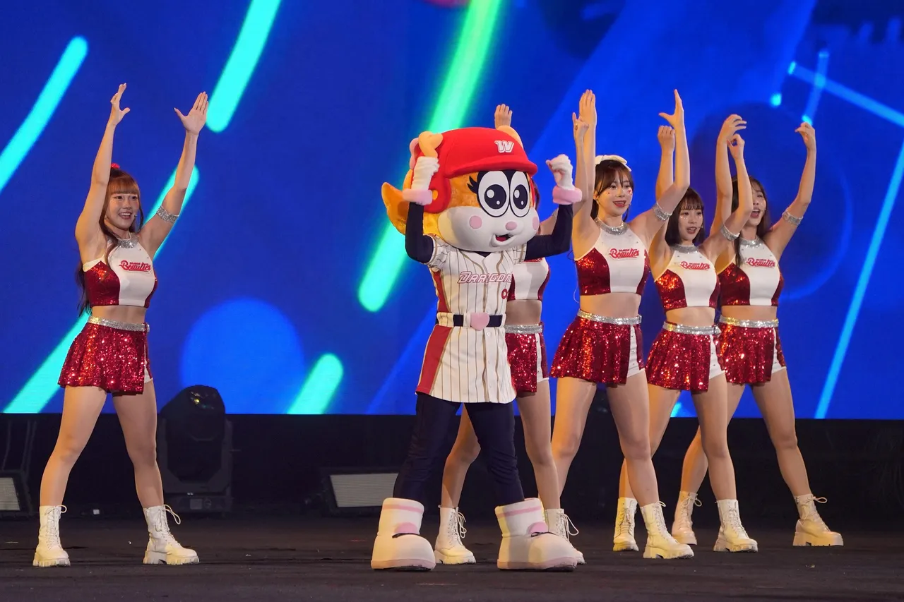 小龙女啦啦队活力热舞。彭欣伟摄