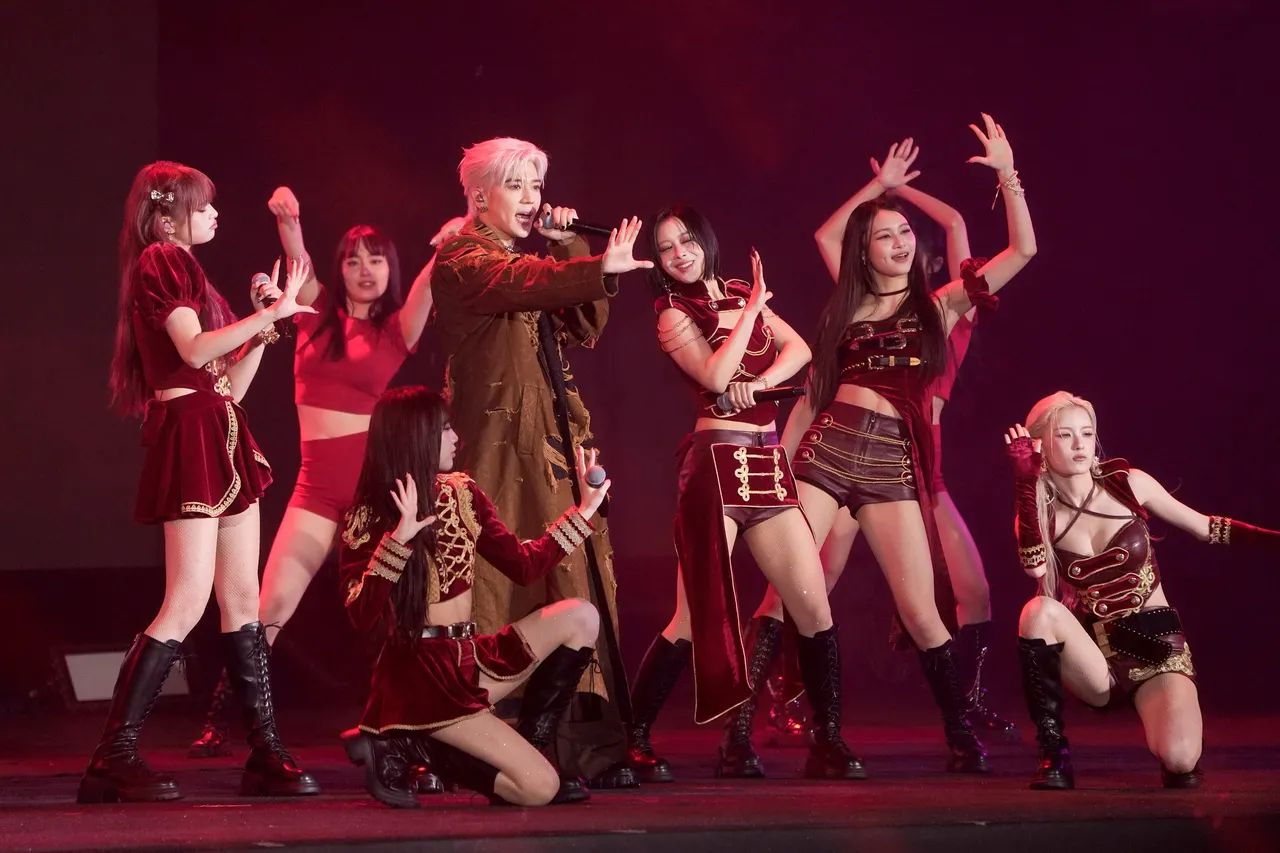 毕书尽连续演唱多首经典情歌，引起台下共鸣。彭欣伟摄