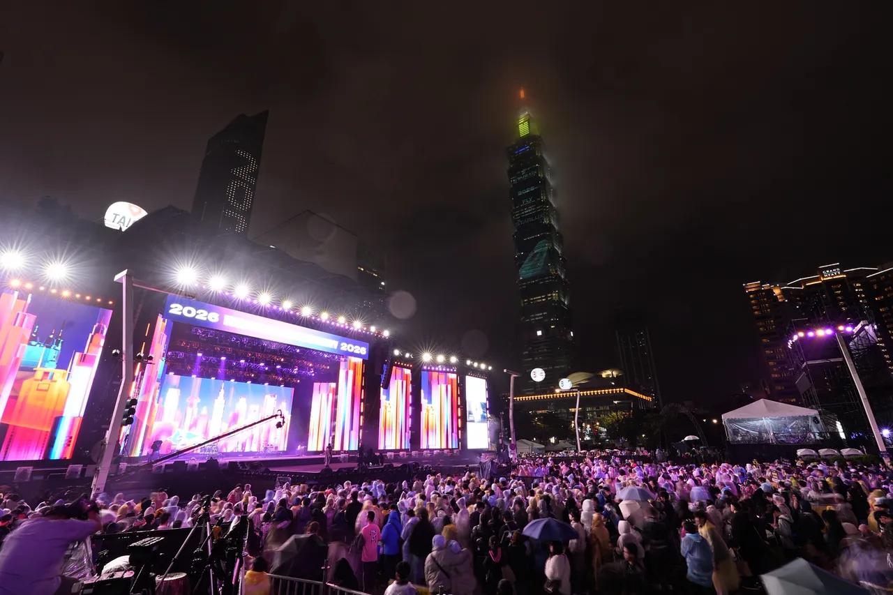 大雨照嗨！台北跨年晚会吸8.2万人　不畏湿冷倒数迎新年