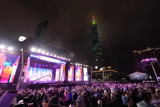 大雨照嗨！台北跨年晚会吸8.2万人　不畏湿冷倒数迎新年