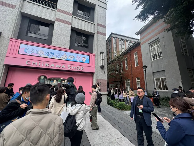 吉伊卡哇台北常設店「CHIIKAWA SHOP in TAIPEI」今開幕進場排隊盛況。民眾提供