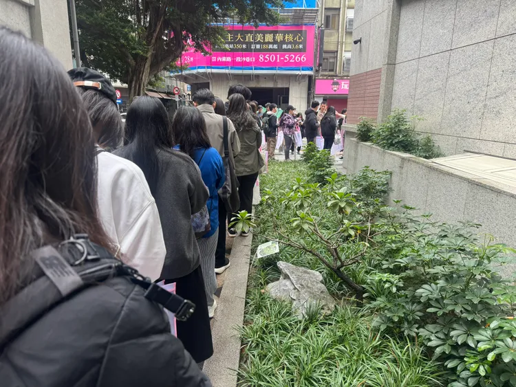 吉伊卡哇台北常設店「CHIIKAWA SHOP in TAIPEI」今開幕進場排隊隊伍蜿蜒至巷內。民眾提供