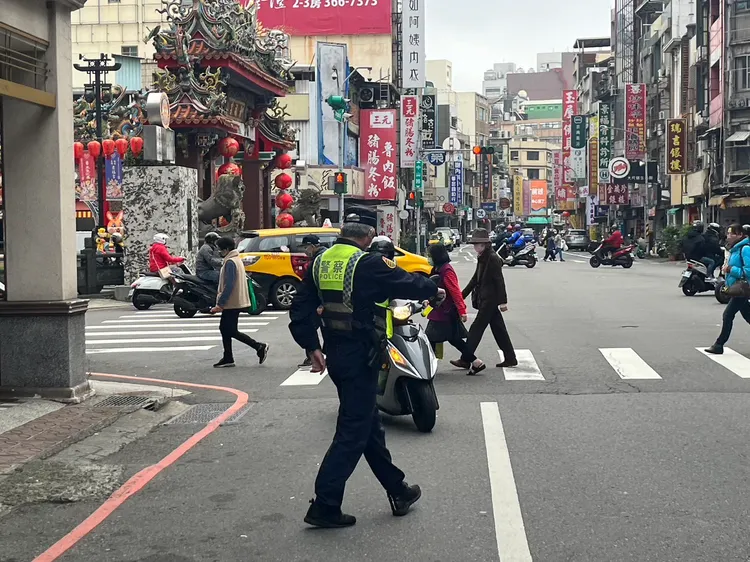 警方取缔车停让行人。桃园市交通大队提供