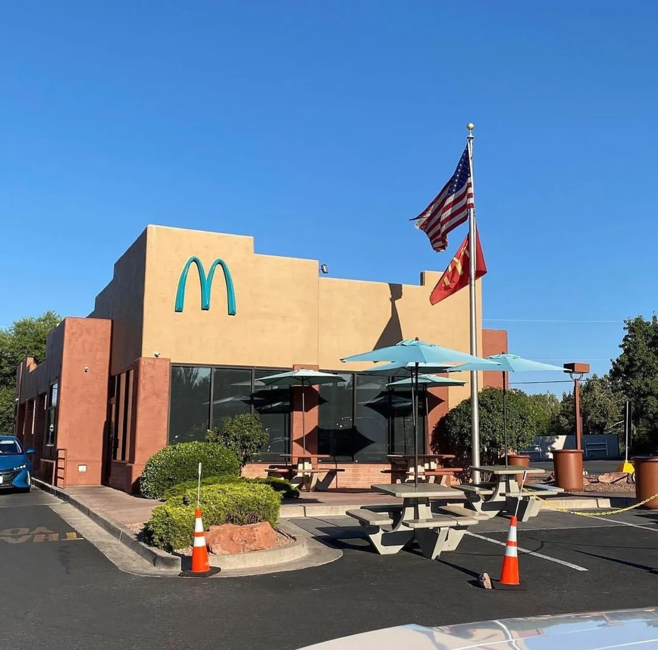 蓝色麦当劳成热门打卡景点。翻摄自X @saint