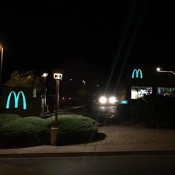 蓝色标志在夜间更加醒目。翻摄自X @ModernNotoriety