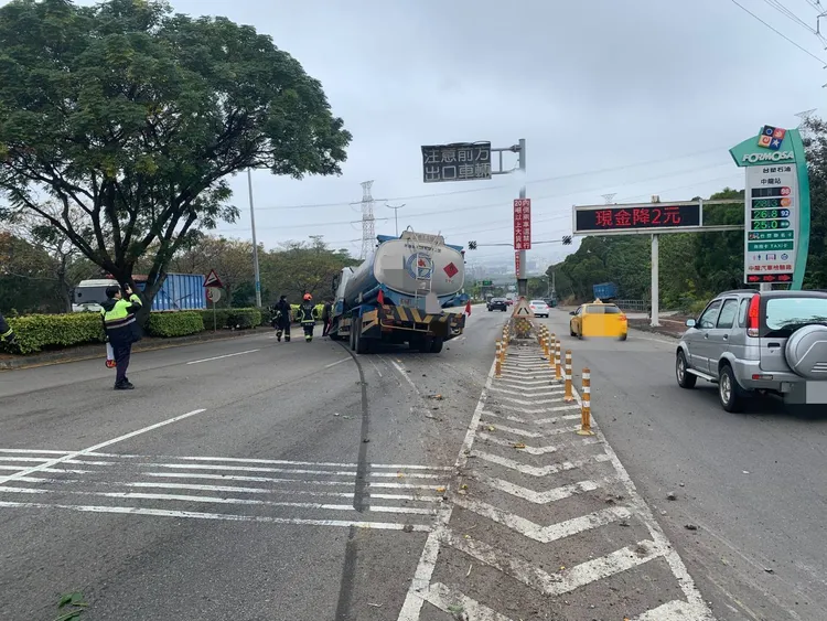 油罐車在加油站完成洩油作業後出意外。民眾提供
