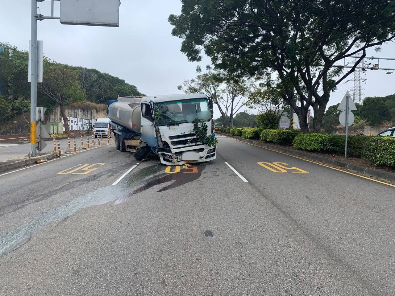 台中油罐車加油站洩油後滑向馬路 自撞分隔島彈至對向釀1傷