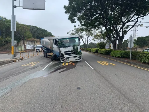 台中油罐车加油站泄油后滑向马路　自撞分隔岛弹至对向酿1伤