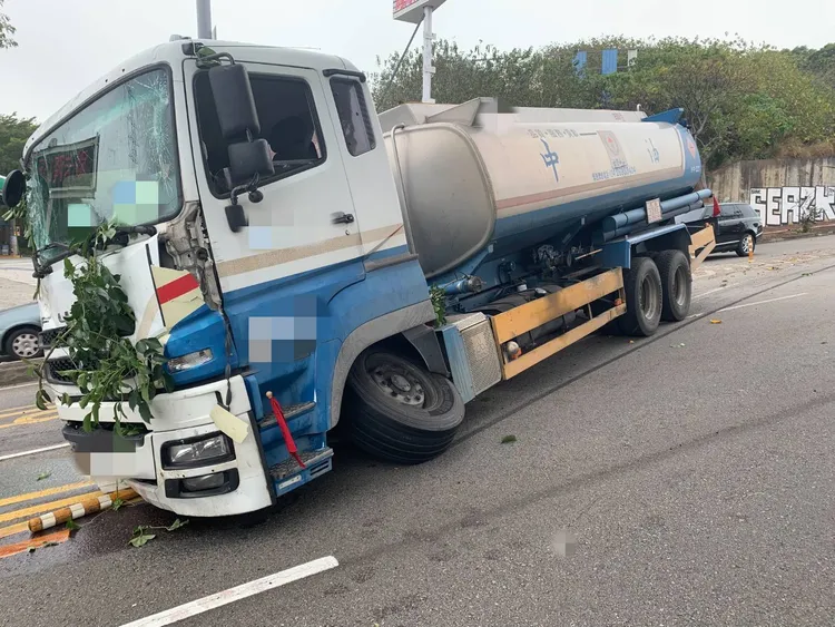 油罐車前輪扭曲變形。民眾提供