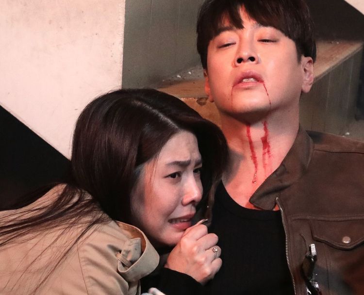 吳東諺為救太太白家綺「受重傷」　火苗已在腳邊燃燒