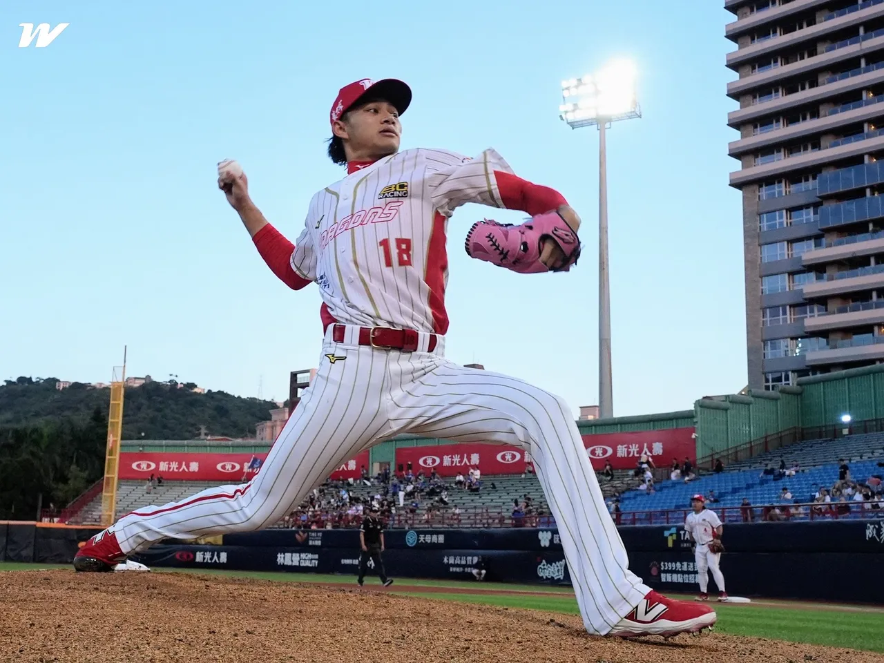 徐若熙将以高薪加盟软银。翻摄味全龙FB