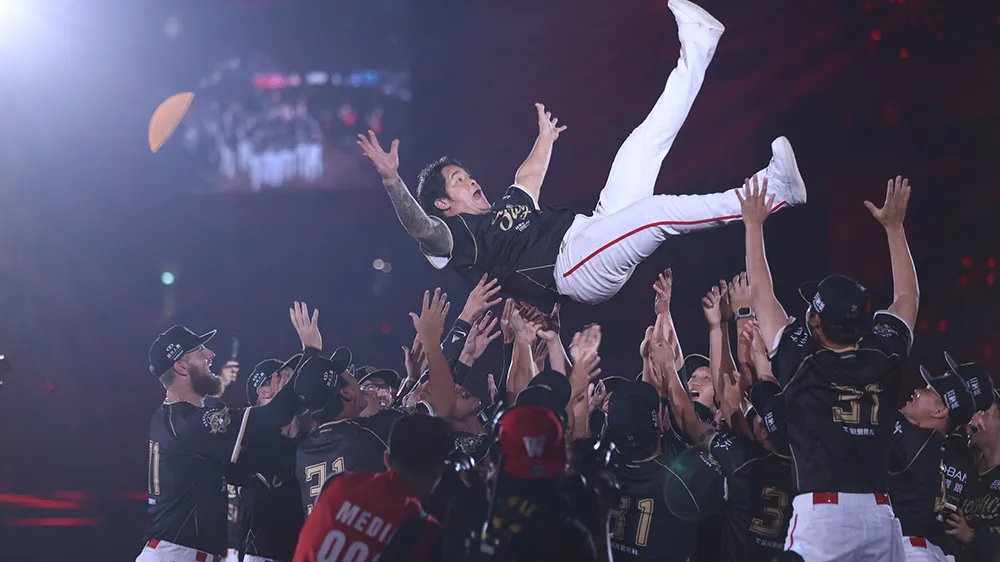 林智胜引退后接任味全龙的助理打击教练。图为引退赛中，队友们抛起林智胜。彭欣伟摄