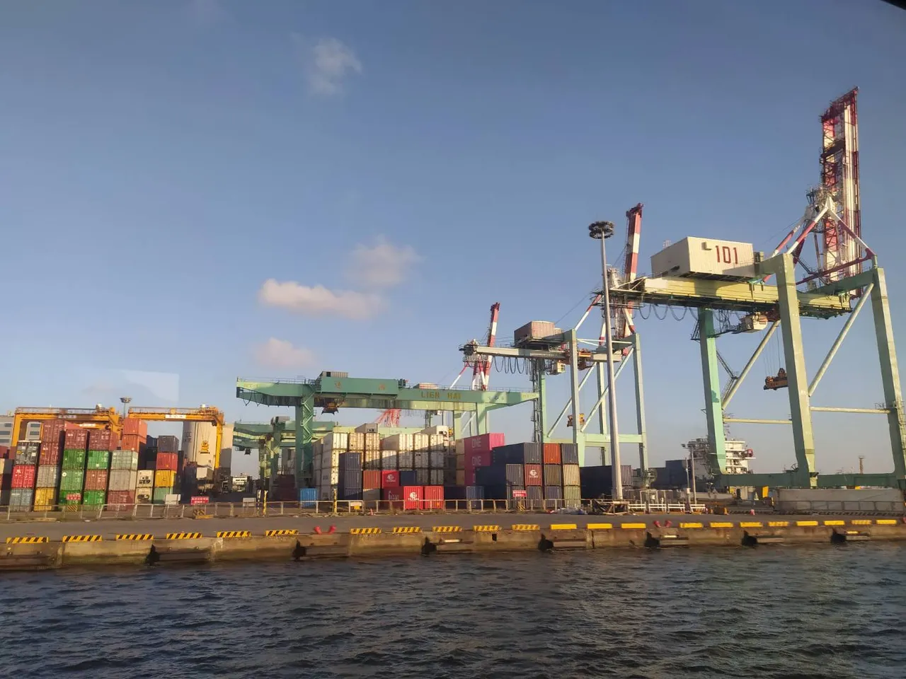 11月景气连3个月亮黄红灯　差1分就跨进热络红灯　两指标双升