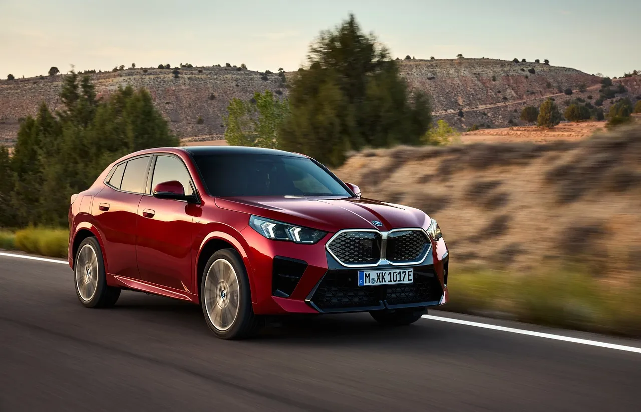 和 iX1 相比，iX2 更具跑旅风格，吸引偏好时尚、喜欢外型更具辨识度的族群。它也让 BMW 成为今年豪华纯电市场中最能维持稳定表现的品牌之一。厂商提供