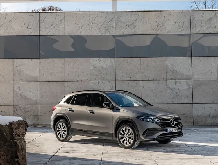 EQA 以入門豪華純電休旅的角色，在品牌忠誠度極高的族群中維持穩定吸引力。小巧、質感到位，能滿足首次跨入純電市場的賓士買家。廠商提供