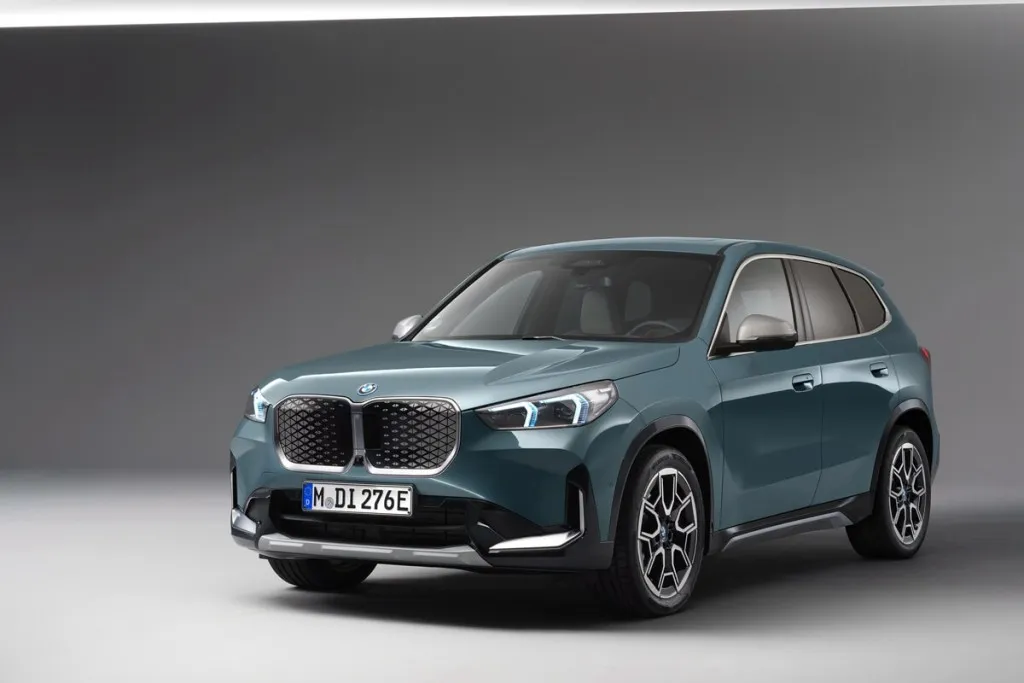 豪华品牌今年普遍疲弱，但 iX1 是少数逆势走扬的亮点。凭借精准的车格定位、相对亲民的豪华品牌售价，以及 BMW 在动态表现上的优势，它在萎缩的豪华电动车市场中突围成功，成为豪华级距的销售冠军。厂商提供