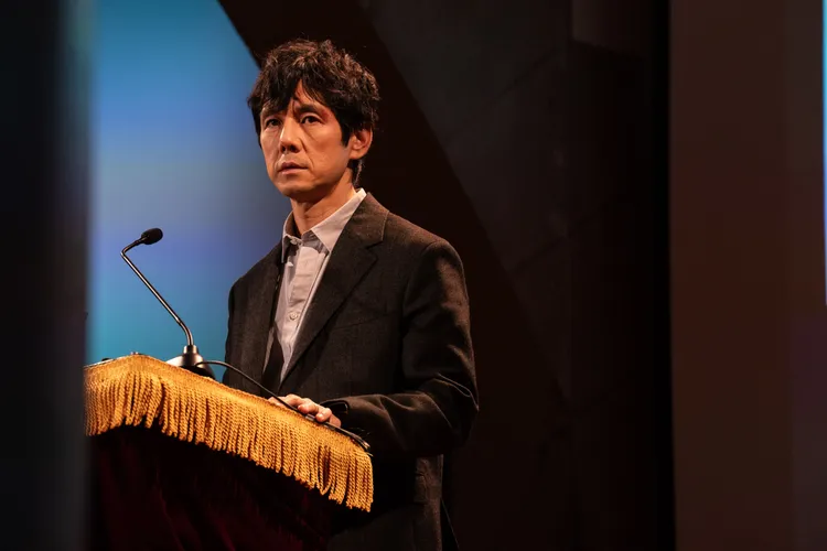 西島秀俊飾演沉迷於廢墟研究的日本籍學者丈夫賢治。甲上提供