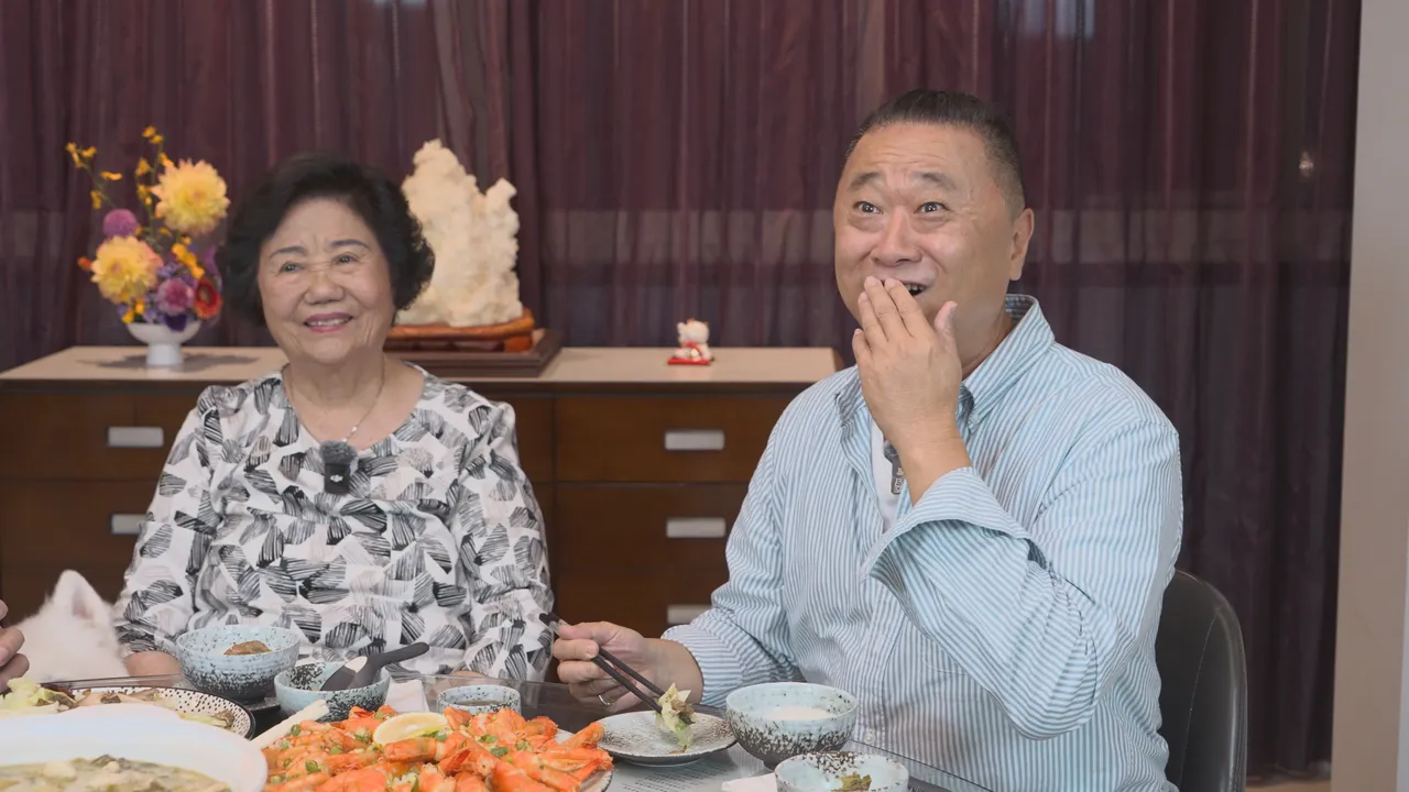 罗妈妈大展好手艺，每道菜都让邰智源赞不绝口吃的津津有味。大牛比较揽提供