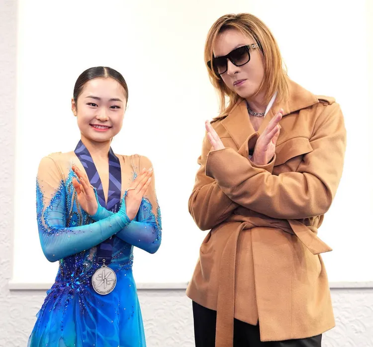 YOSHIKI（右）應援花滑選手島田麻央，兩人一起比出X。翻攝《體育報知》