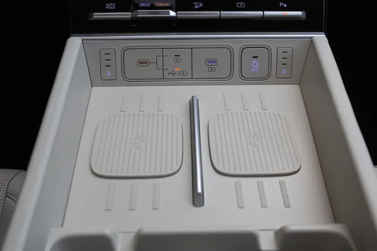 Calligraphy車型同時提供雙Qi無線充電板，充電效率可達15W，是貼心且實用的配備。林浩昇攝