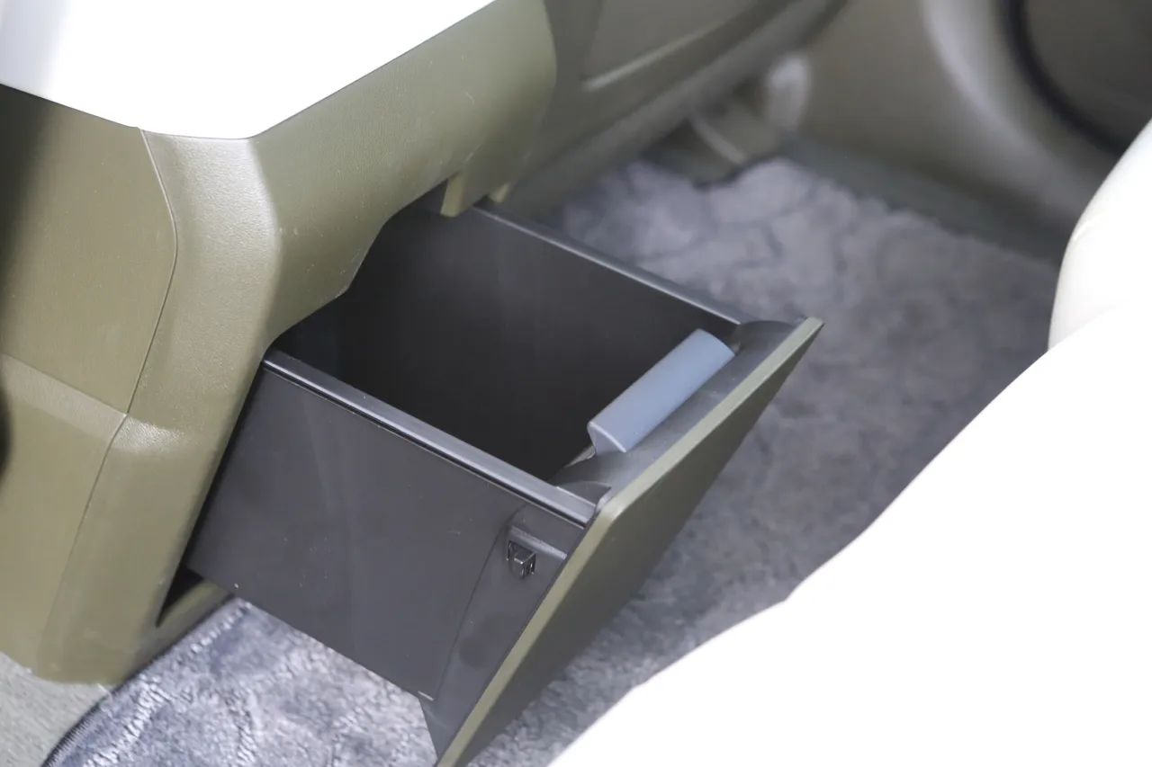 Santa Fe后座中央设有实用抽屉，可放置零散物品提升收纳便利性与整齐度。林浩升