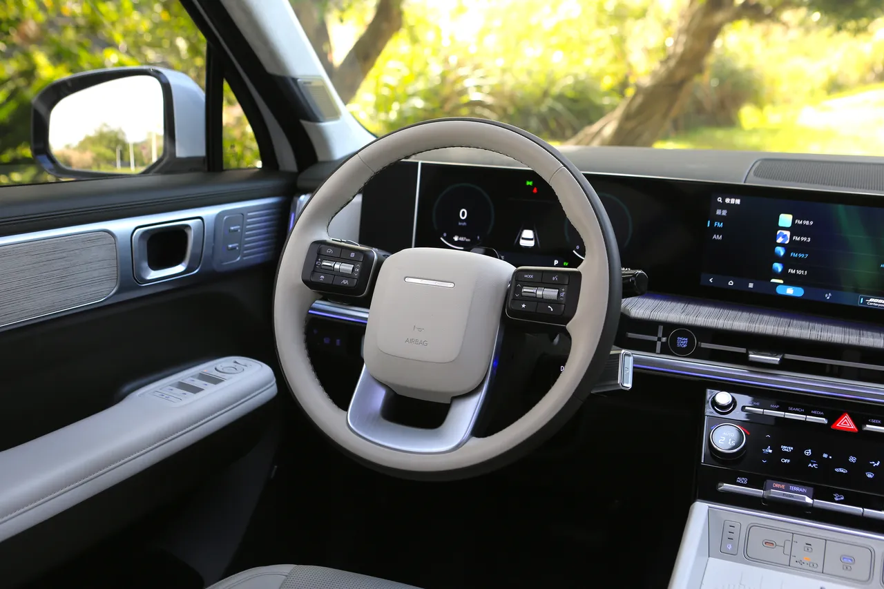 白绿双色方向盘为白色内装专属配置，增添座舱辨识度与专属感。林浩升摄