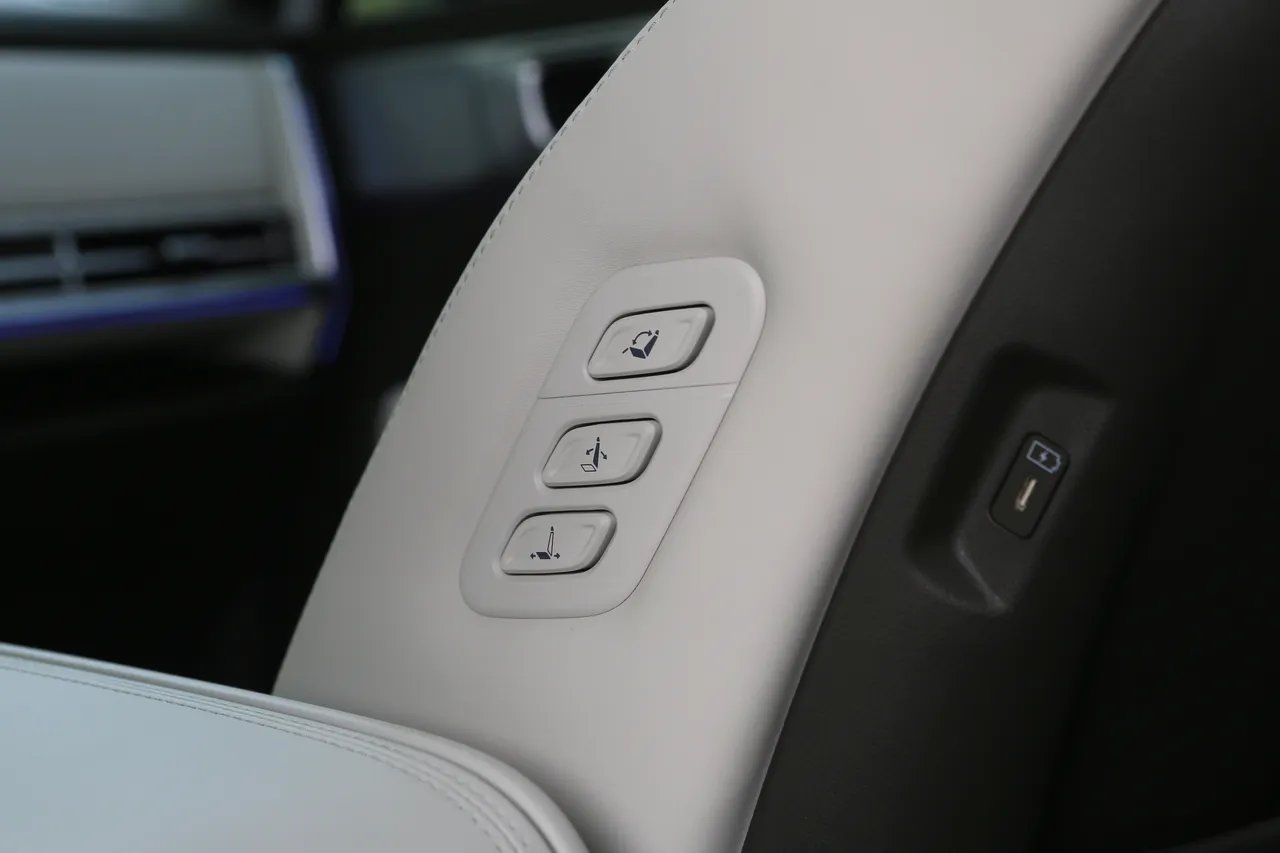 Calligraphy车型新增副驾座椅侧边电动调整按键，可方便驾驶快速调整乘客坐姿。林浩升摄