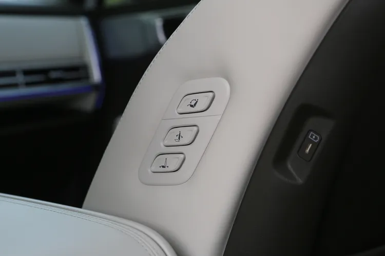 Calligraphy車型新增副駕座椅側邊電動調整按鍵，可方便駕駛快速調整乘客坐姿。林浩昇攝