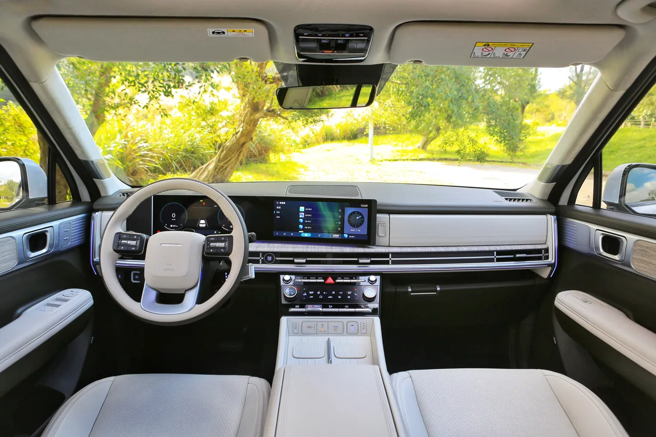 Santa Fe Calligraphy书法版透过双12吋萤幕布局、Nappa真皮座椅与专属内装配色，让驾驶舱在质感与机能性之间取得平衡，也让长时间乘坐更轻松舒适。林浩升摄